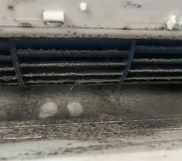 台前空调吹的风有股烧焦味是怎么回事