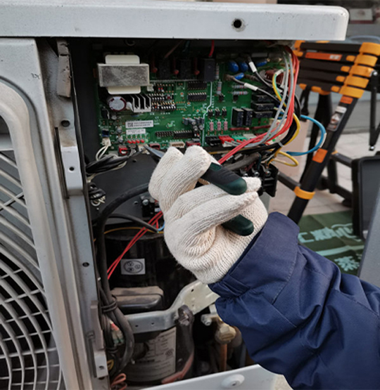  台前维修空调不制热