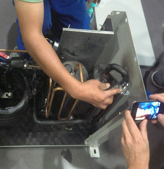 台前维修空调制冷效果差